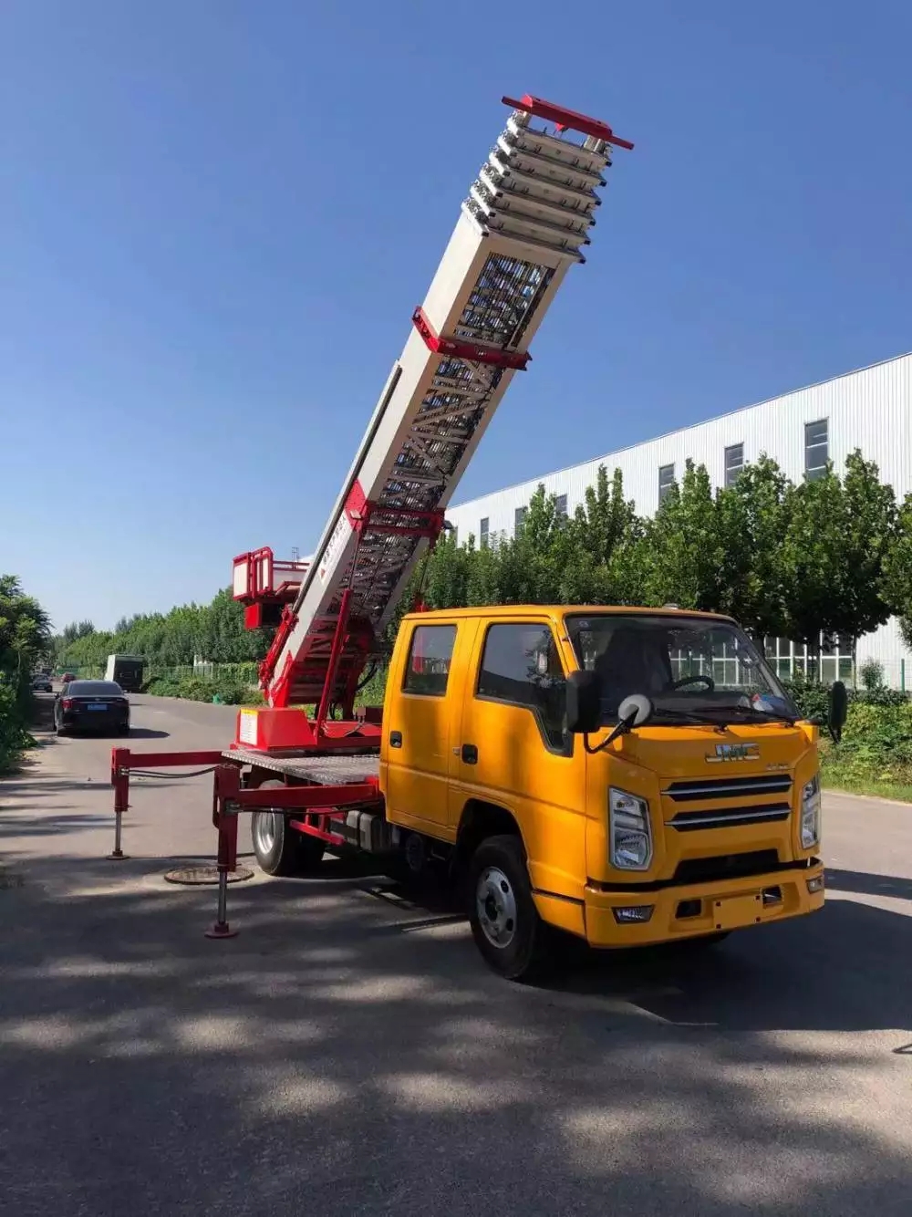 沂水附近的云梯车出租服务：轻松解决高空作业需求