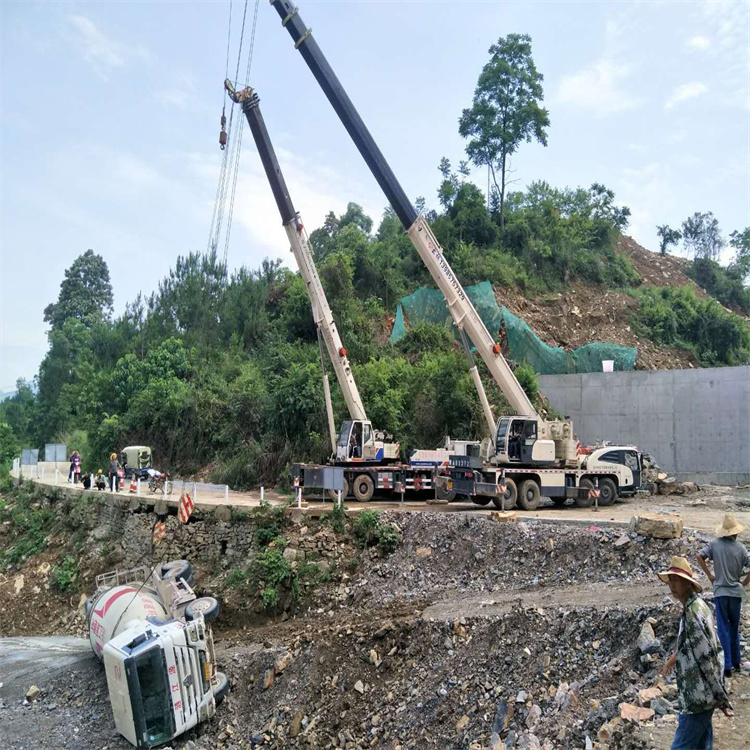 沂水汽车掉沟里叫吊车救援要多少钱